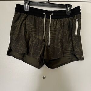 Vuori Shorts